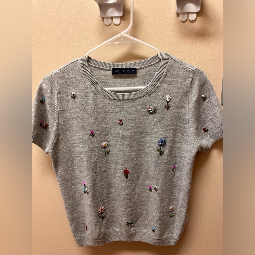 Embroidered Short Sleeve knit top, sz medium